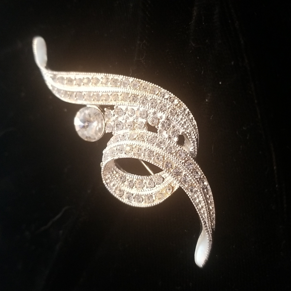 NWOT Super shiny swirled rhinestone brooch. (Cc-73)